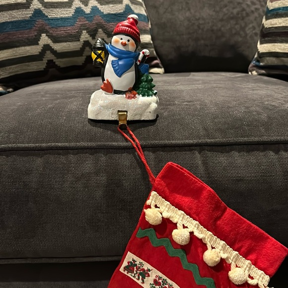 NWT Stocking Holder Penguin In Festive Ceramic For Christmas 4 1/2 X 3 1/2 - Picture 2 of 7